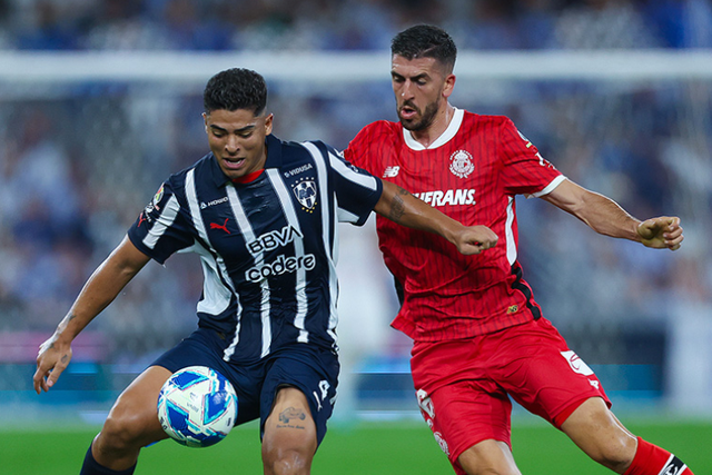 Paulinho não marca, mas assiste na vitória do Toluca (vídeos)