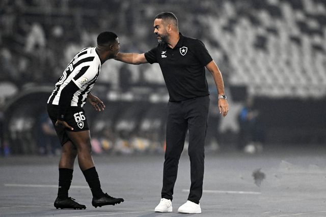 Brasileirão: Artur Jorge regressa às vitórias e lidera à condição