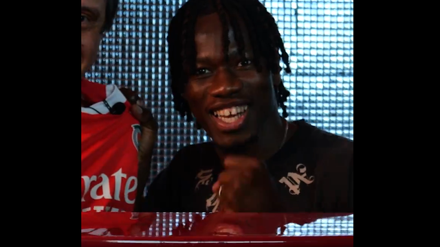 Ainda agora chegou e já sabe cantar o «Ser benfiquista»: eis Kaboré ao piano