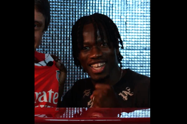 Ainda agora chegou e já sabe cantar o «Ser benfiquista»: eis Kaboré ao piano