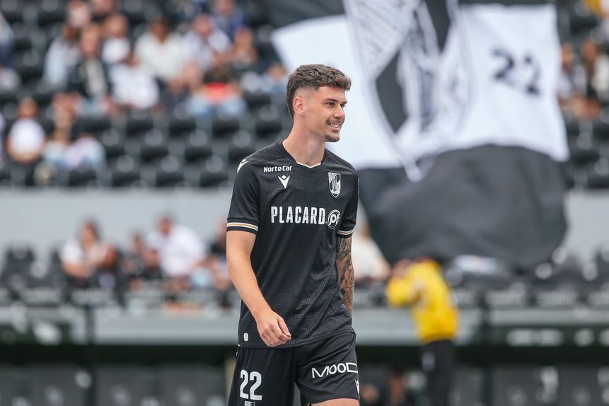 Sem espaço nas opções de Luís Pinto, avançado ruma aos verde-rubros (Foto: Vitória SC)