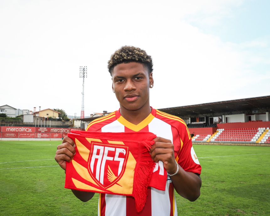 Perea chega ao Aves SAD por empréstimo do Estrasburgo. Fotografia: Aves SAD