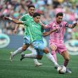 Messi com Obed Vargas na derrota do Inter Miami com o Seattle Sounders