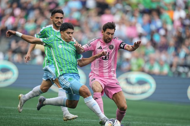 Messi com Obed Vargas na derrota do Inter Miami com o Seattle Sounders