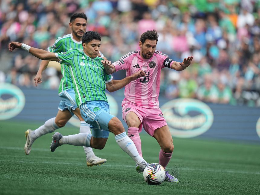 Messi com Obed Vargas na derrota do Inter Miami com o Seattle Sounders