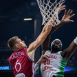 Neemias avança para o cesto com a oposição de Porzingis no jogo entre Portugal e a Letónia no Eurobasket