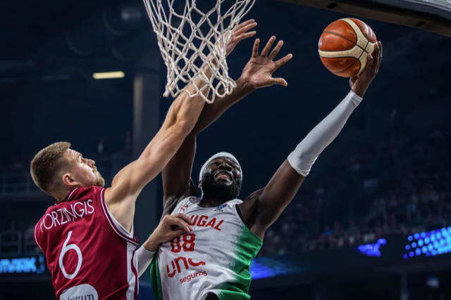 Neemias avança para o cesto com a oposição de Porzingis no jogo entre Portugal e a Letónia no Eurobasket
