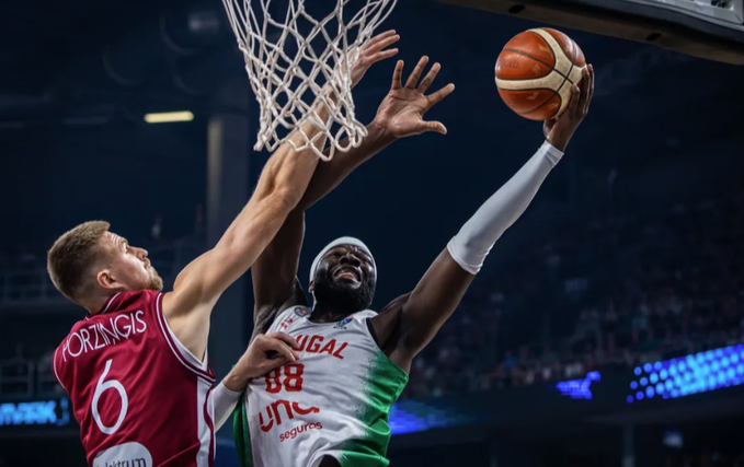 Neemias avança para o cesto com a oposição de Porzingis no jogo entre Portugal e a Letónia no Eurobasket