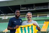Avançado foi apresentado pelo diretor desportivo dos auriverdes, Carlos Campos (Foto: CD Tondela)