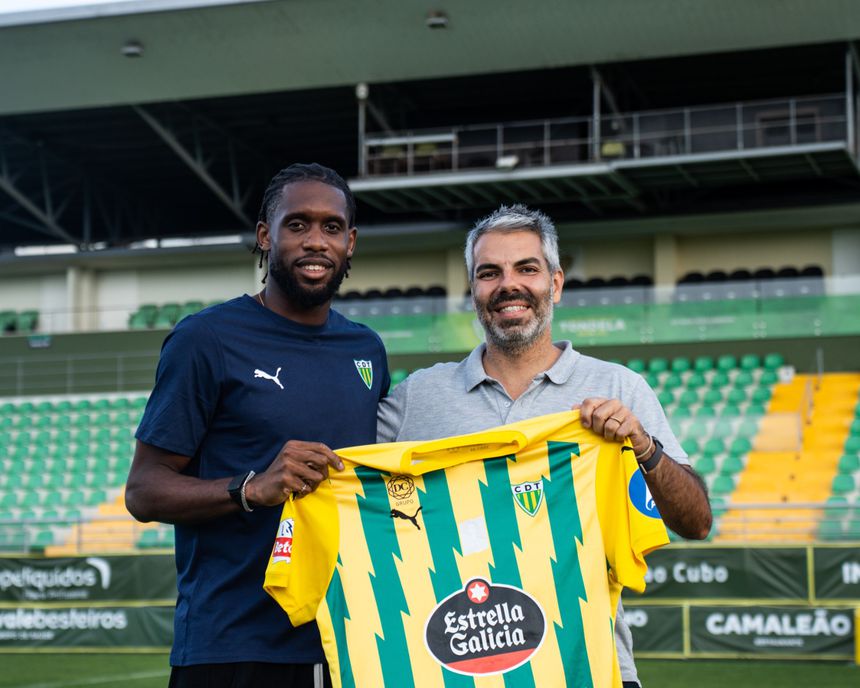 Avançado foi apresentado pelo diretor desportivo dos auriverdes, Carlos Campos (Foto: CD Tondela)