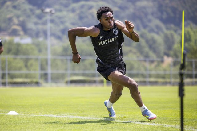 Avançado canadiano corre para a cidade do Lis para vestir a camisola unionista (Foto: Vitória SC)