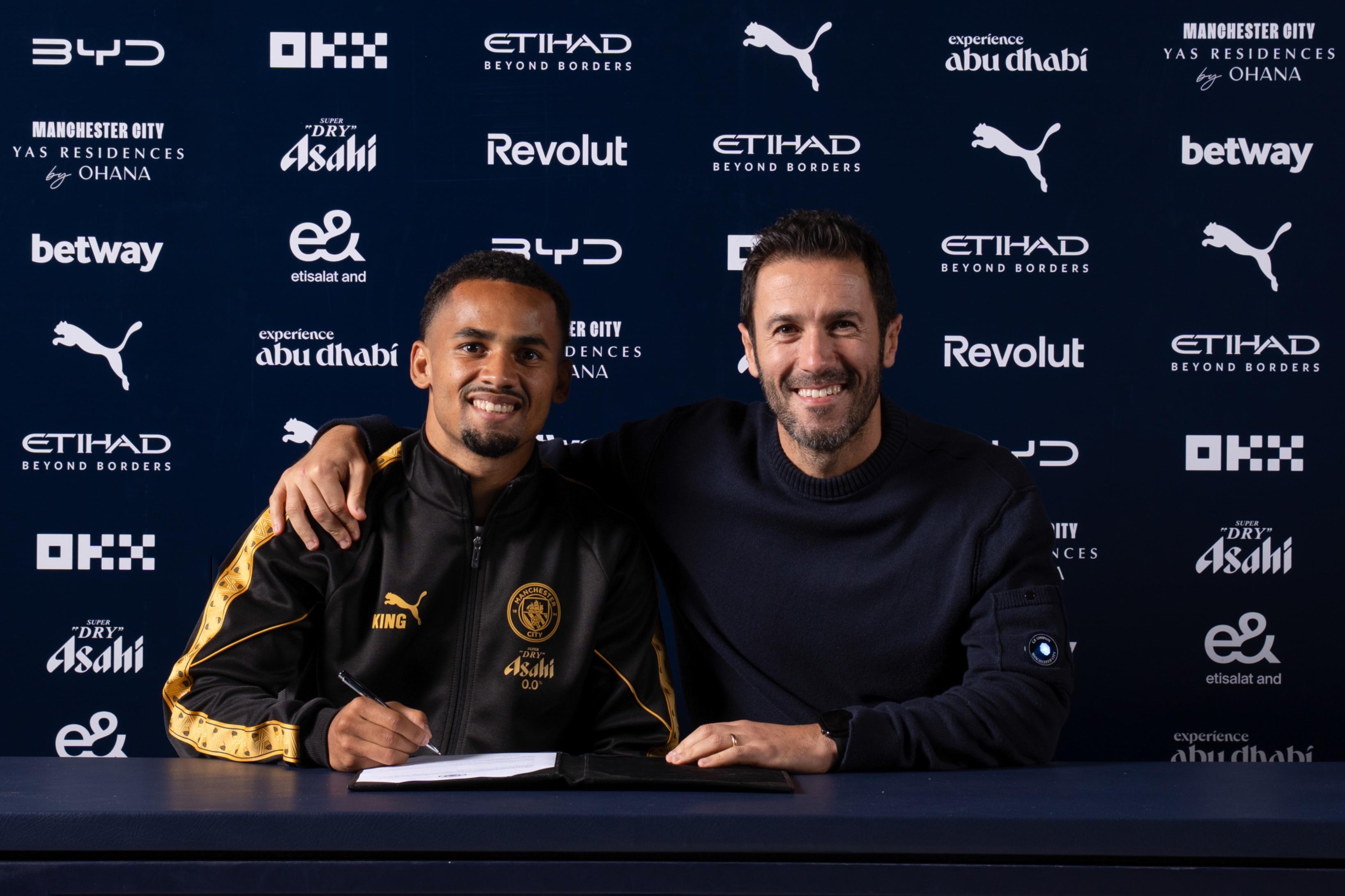 Ndiaye, o novo reforço, ao lado de Hugo Viana, diretor do futebol do Manchester City - Foto: Manchester City