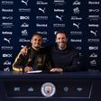 Ndiaye, o novo reforço, ao lado de Hugo Viana, diretor do futebol do Manchester City - Foto: Manchester City