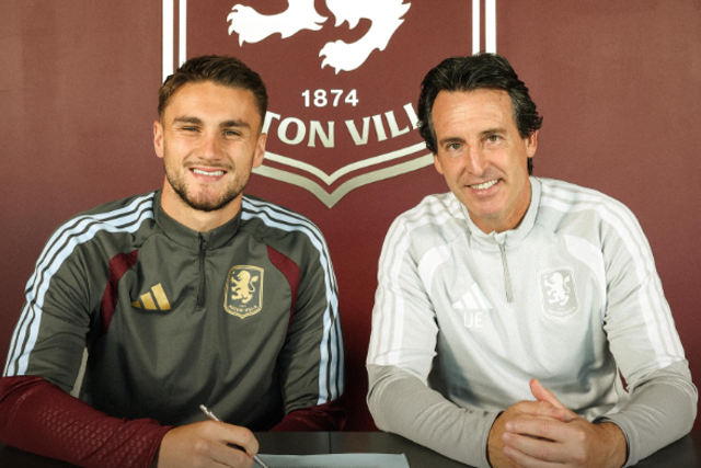 Taylor Harwood-Bellis com o treinador do Asnton Villa, Unai Emery - Foto: Instagram/Aston Villa