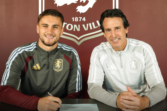 Taylor Harwood-Bellis com o treinador do Asnton Villa, Unai Emery - Foto: Instagram/Aston Villa