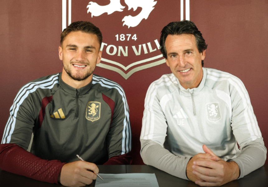 Taylor Harwood-Bellis com o treinador do Asnton Villa, Unai Emery - Foto: Instagram/Aston Villa