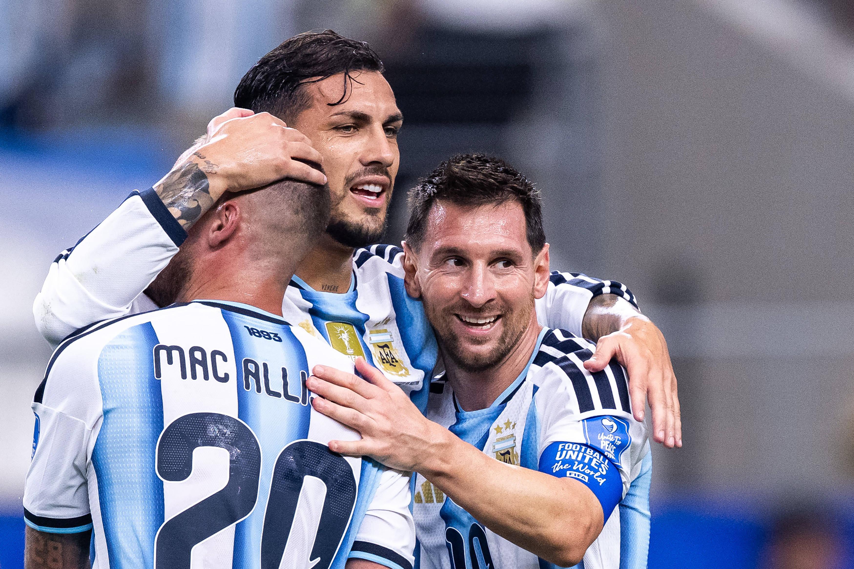 Paredes com Alexis Mac Allister e Messi