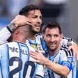 Paredes com Alexis Mac Allister e Messi