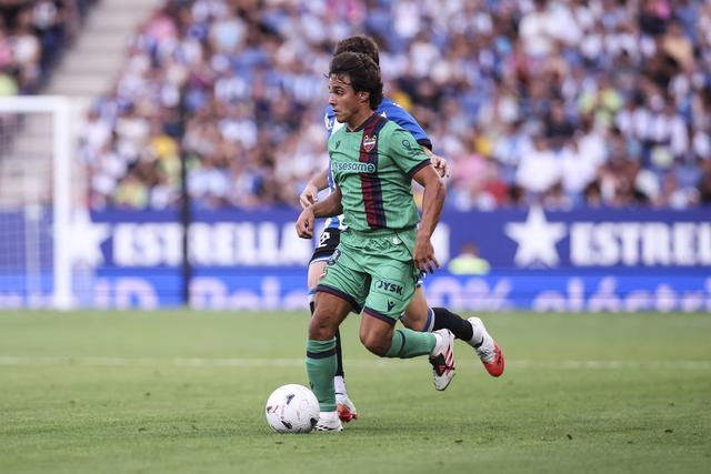 Carlos Álvarez com a camisola do Levante