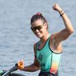 Inês Oliveira celebra a conquista da medalha de bronze na prova de single scull ligeiro dos Jogos do Mediterrâneo Taranto 2026 (foto COP)
