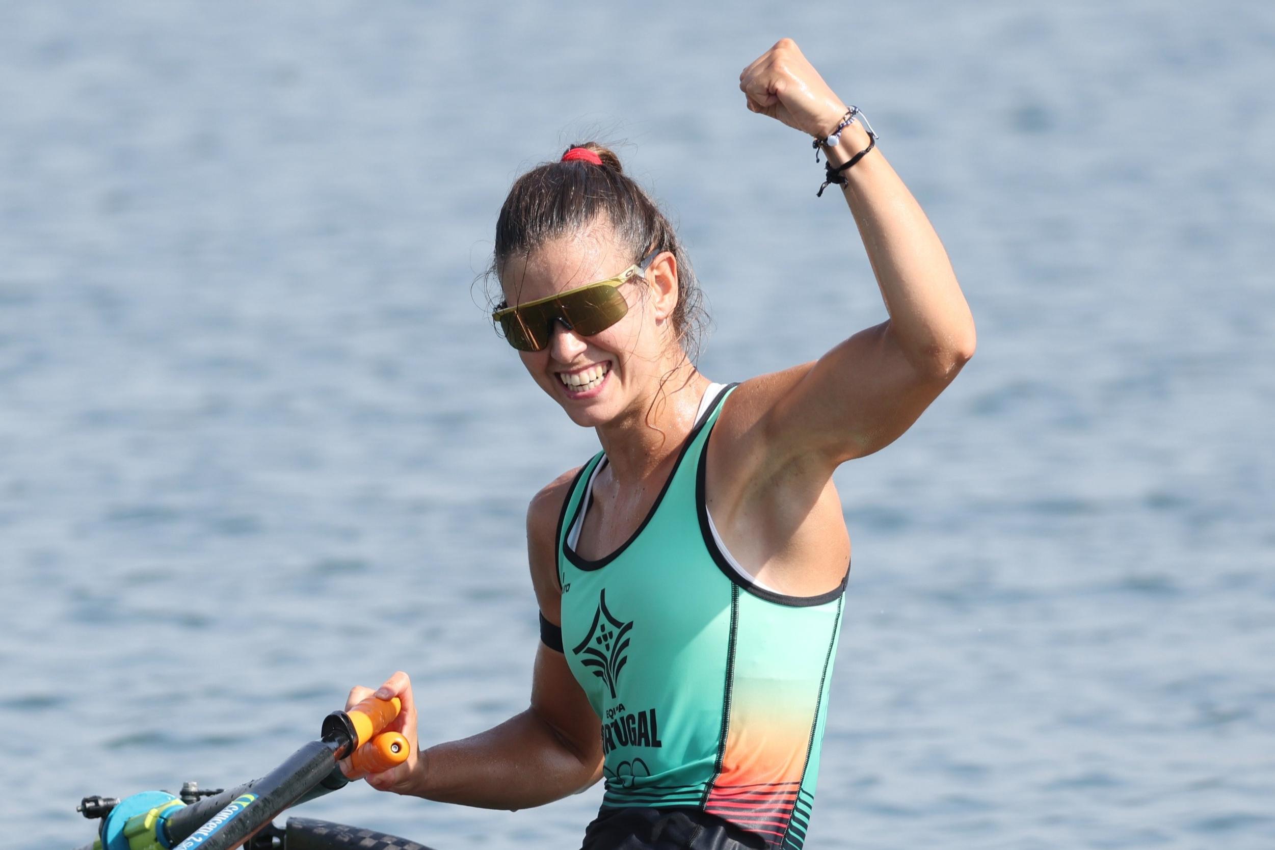 Inês Oliveira celebra a conquista da medalha de bronze na prova de single scull ligeiro dos Jogos do Mediterrâneo Taranto 2026 (foto COP)