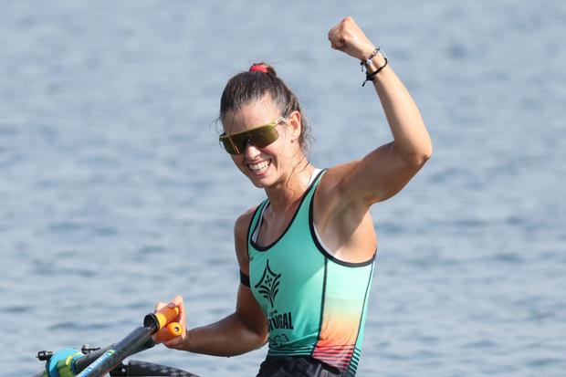 Inês Oliveira celebra a conquista da medalha de bronze na prova de single scull ligeiro dos Jogos do Mediterrâneo Taranto 2026 (foto COP)