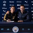 Enzo Fernández ao lado de Hugo Viana, diretor do futebol do Manchester City - Foto: Manchester City