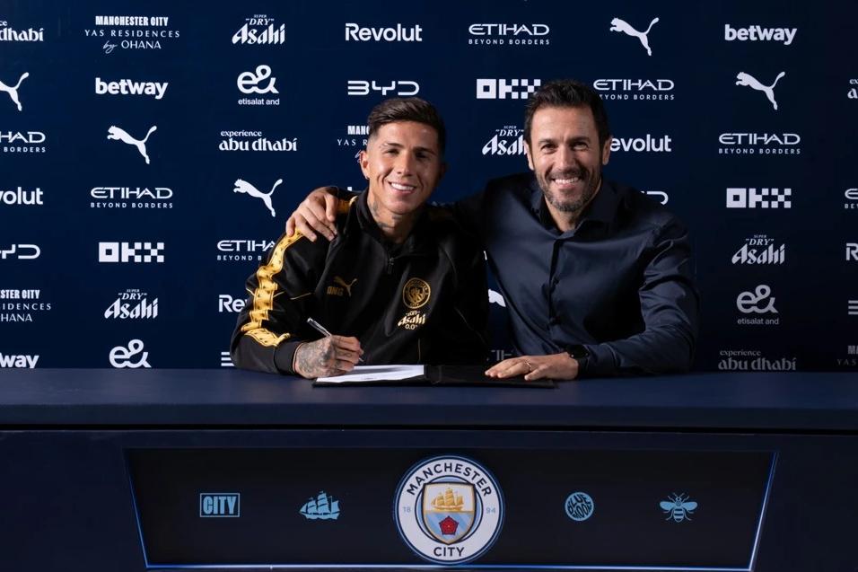 Enzo Fernández ao lado de Hugo Viana, diretor do futebol do Manchester City - Foto: Manchester City