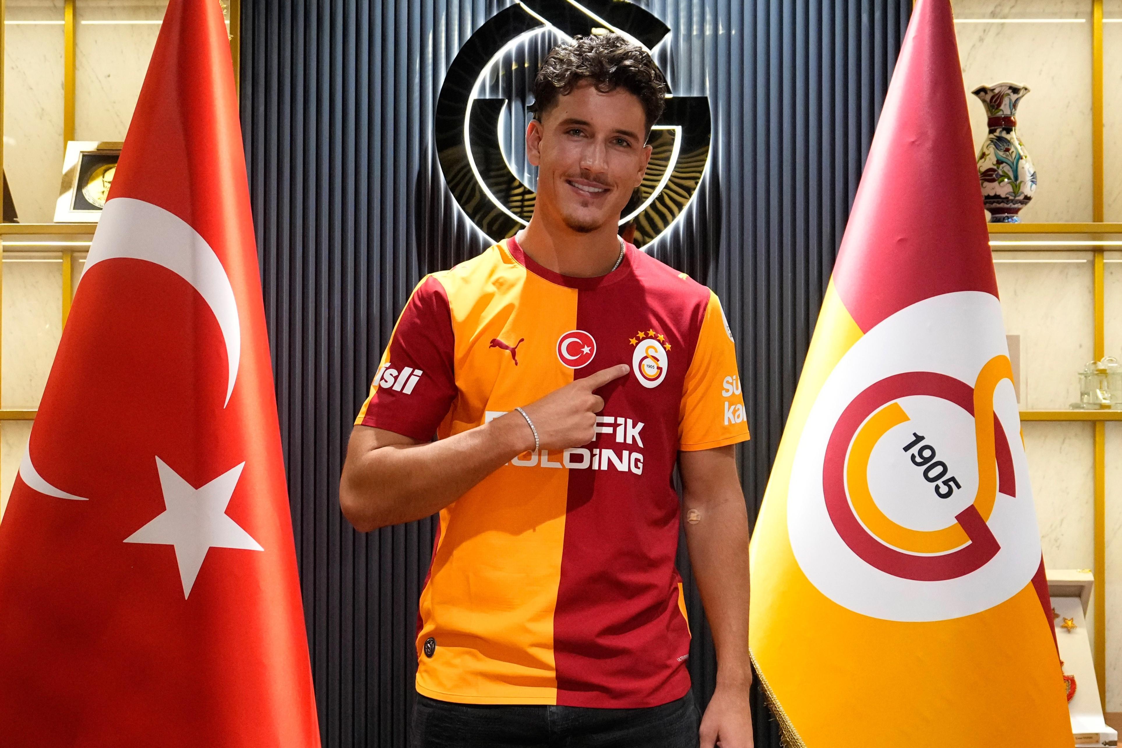 Deniz Gul apresentado no novo clube - Foto: Galatasaray