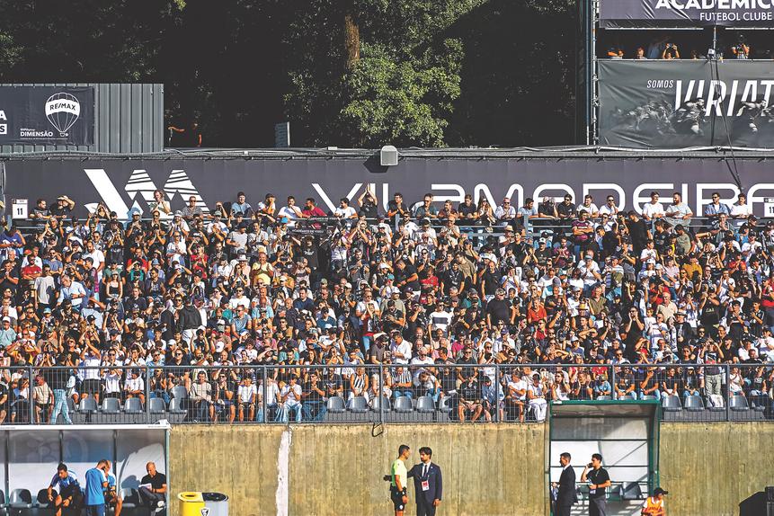 Estádio do Fontelo encheu-se para o
Académico-FC  Porto e com maioria de adeptos da 
casa, algo pouco habitual no futebol português. Foto D. R.