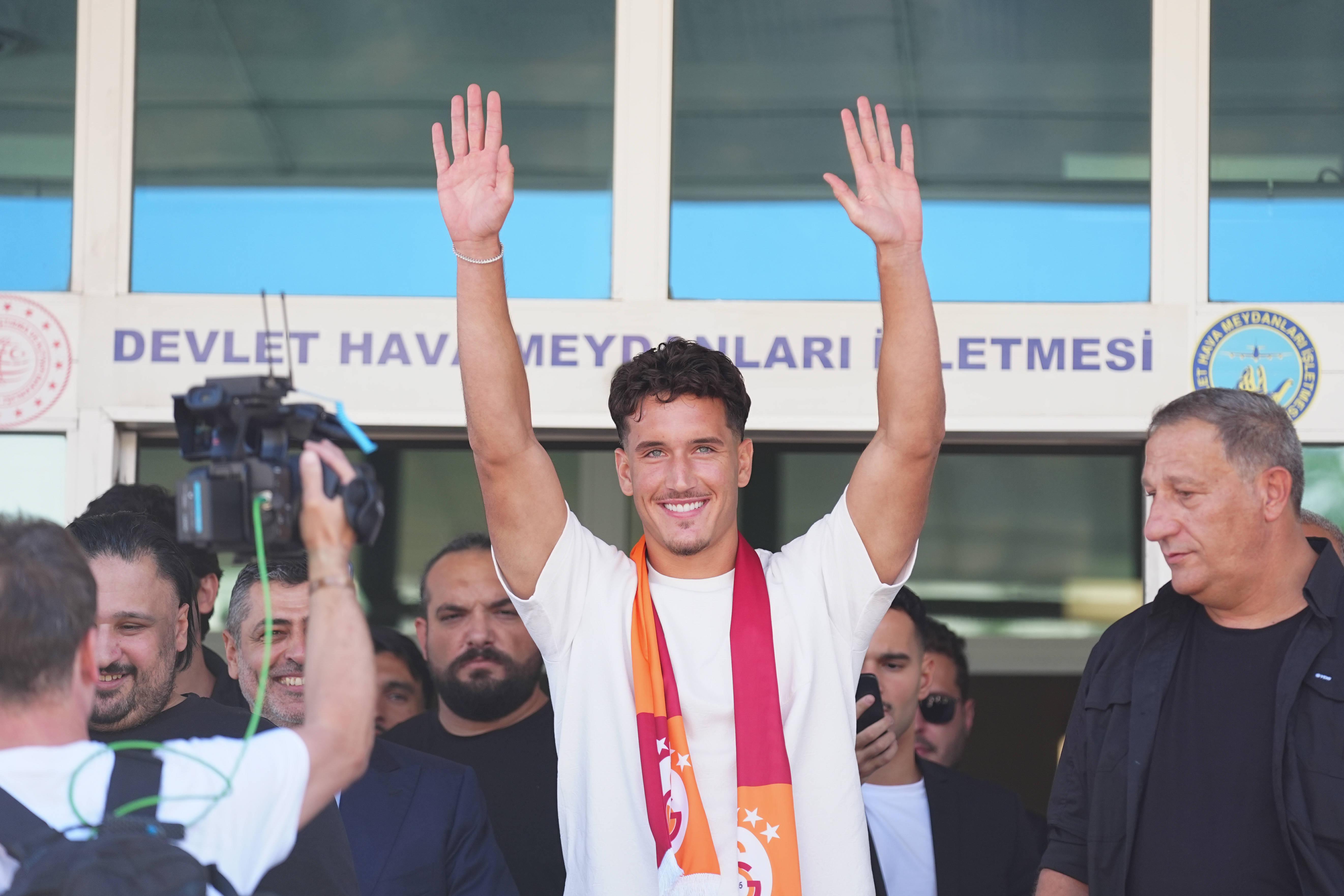Deniz Gul à chegada a Istambul — Foto: Imago