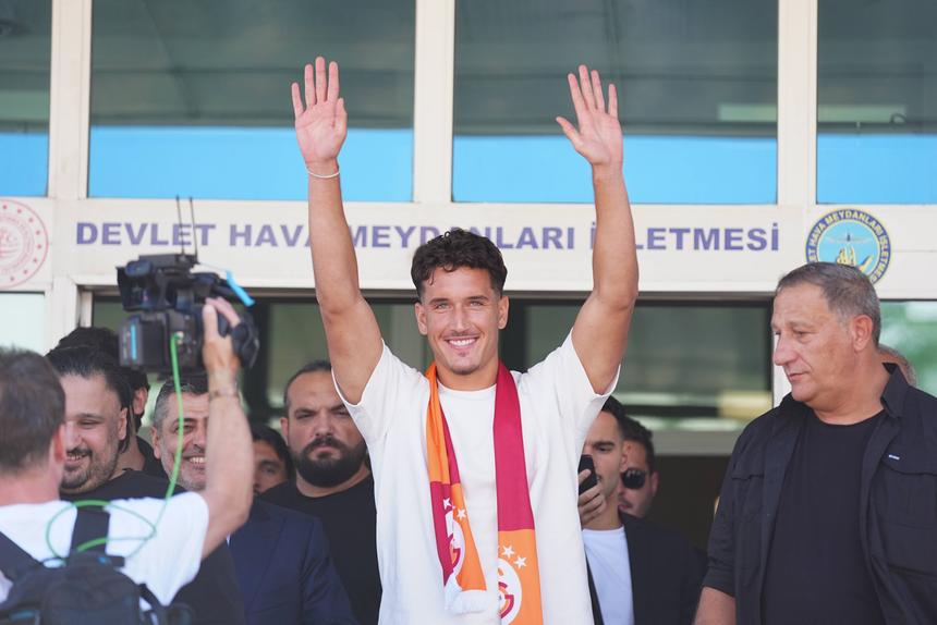 Deniz Gul à chegada a Istambul — Foto: Imago