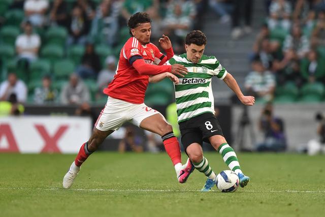 Richard Ríos e Pote em duelo no Sporting-Benfica de 2025/26