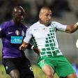 Depois de dois aos de sucesso em Moreira de Cónegos, entre 2011 e 2013, Nabil Ghilas (na imagem marcado por Mangala) foi contratado pelo FC Porto - Foto: A BOLA