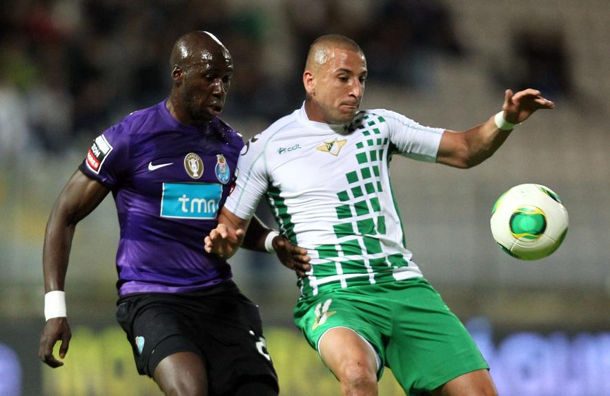 Depois de dois aos de sucesso em Moreira de Cónegos, entre 2011 e 2013, Nabil Ghilas (na imagem marcado por Mangala) foi contratado pelo FC Porto - Foto: A BOLA