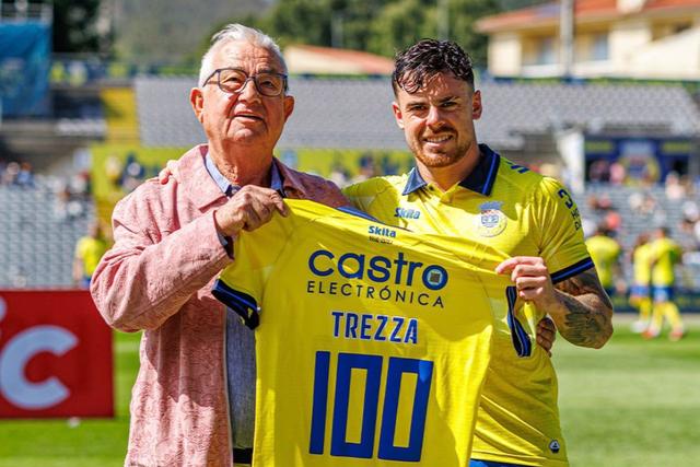 Alfonso Trezza celebra os 100 jogos pelo Arouca, ao lado do presidente, Carlos Pinho - Foto: Arouca