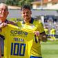 Alfonso Trezza celebra os 100 jogos pelo Arouca, ao lado do presidente, Carlos Pinho - Foto: Arouca