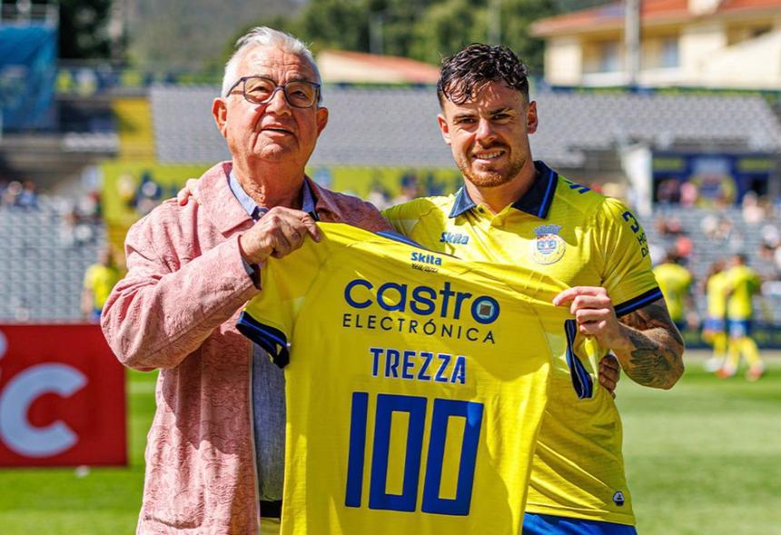 Alfonso Trezza celebra os 100 jogos pelo Arouca, ao lado do presidente, Carlos Pinho - Foto: Arouca