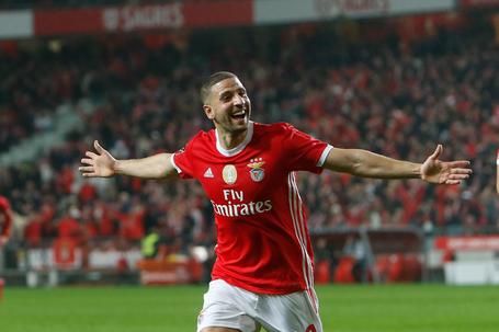 Adel Taarabt - Herói de culto em Inglaterra, rumou ao Benfica em 2015, mas só disputou o primeiro de 129 jogos pela equipa principal em 2019 - Foto: A BOLA