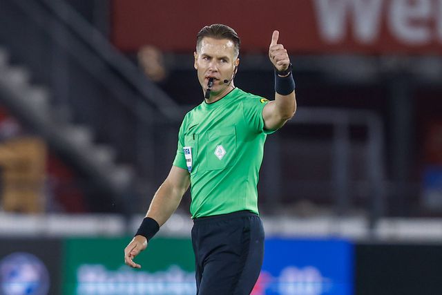 Danny Makkelie faz sinal de 'ok' com o polegar esquerdo