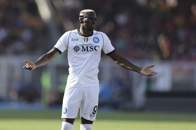 Osimhen mete 'pontos nos iis' com os 'tiffosi' do Nápoles