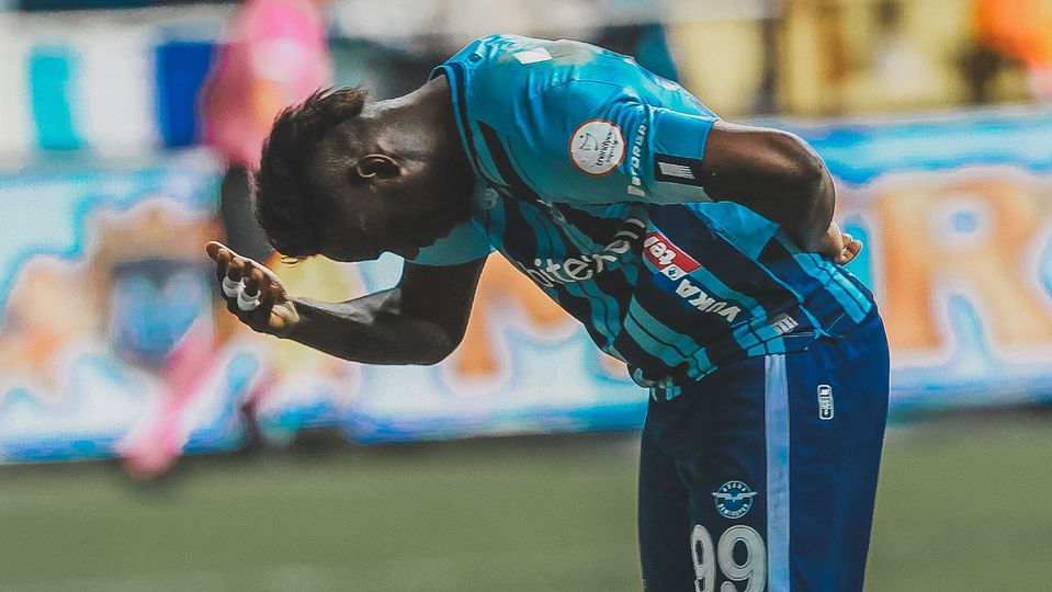 Balotelli bisa na estreia pelo Adana Demirspor