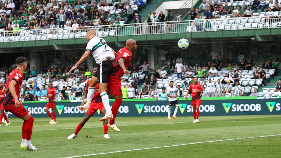 VÍDEO: golo de Slimani ajuda Coritiba a vencer depois de oito derrotas seguidas