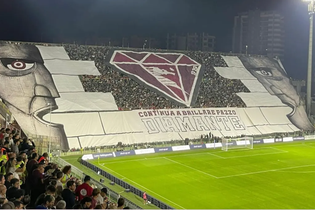 Adeptos da Salernitana inspiram-se nos Pink Floyd para deixar mensagens de amor à equipa (vídeo)