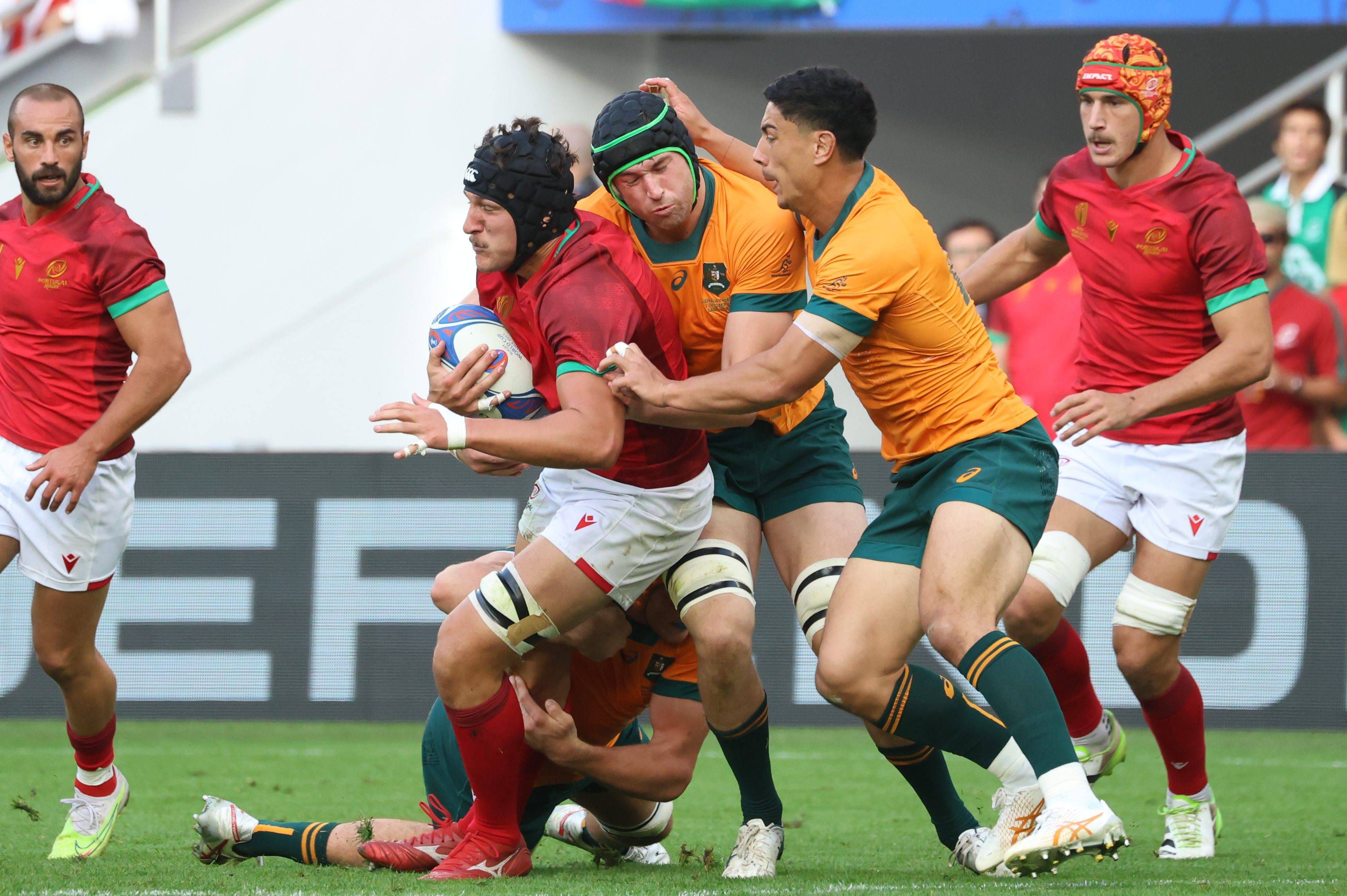 Jogador de rugby determinado jogando bola