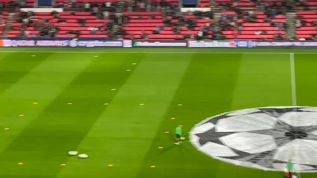 Guarda-redes do Sporting e equipa do PSV já em período de aquecimento