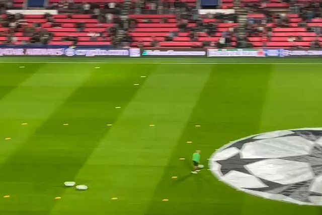 Guarda-redes do Sporting e equipa do PSV já em período de aquecimento