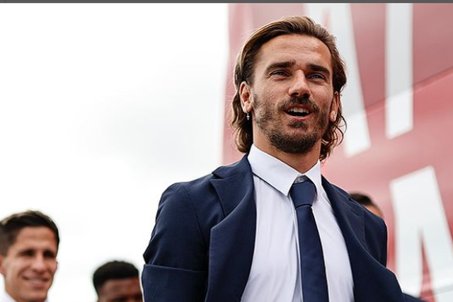 Sorrisos e muita elegância na viagem da comitiva do Atlético de Madrid para Lisboa