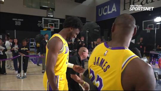 Lebron babado com o filho no media day dos Lakers