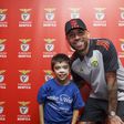 A criança que se emocionou ao conhecer os jogadores do Benfica (vídeo)